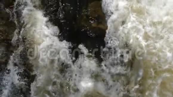 抽象的特写一条美丽的湍急的河水在山河视频的预览图