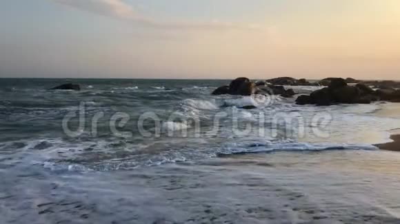 日落时在海滩上靠近斯里兰卡亚拉国家公园杰特温亚拉酒店视频的预览图