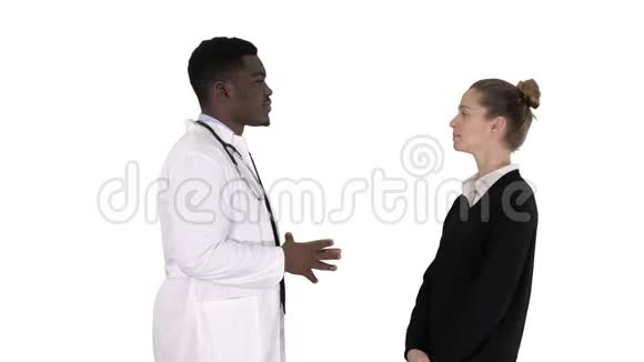 男性非洲医生在白色背景下与女性患者交谈视频的预览图