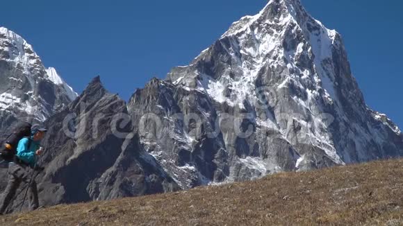 背包客在山上攀爬视频的预览图