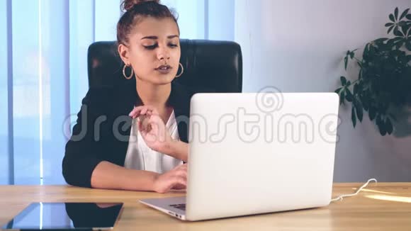 女孩穿着时髦的衣服坐在办公室里打印一部纪录片视频的预览图