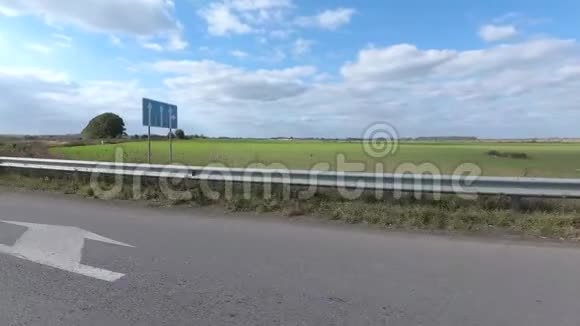 沿着秋天的玉米地骑在路上视频的预览图