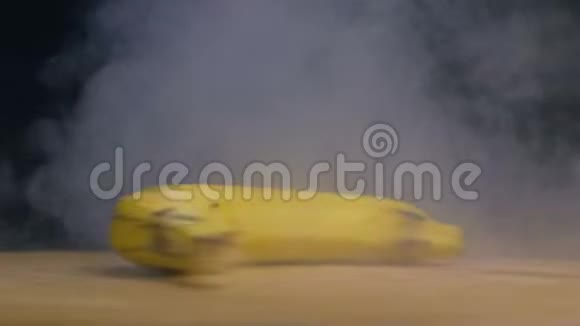新鲜农场卡文迪什香蕉在烟雾或蒸汽中缓慢旋转关闭视频的预览图