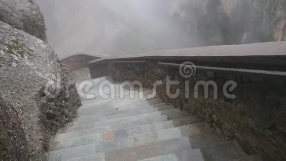 瓦拉姆修道院楼梯在多雨的雾天和美丽的景色梅塔岩石视频的预览图
