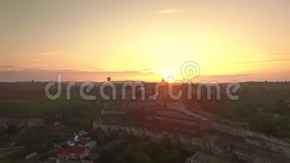 乌克兰奇观乌克兰卡米亚涅茨波迪尔斯基城堡上空的气球表演视频的预览图