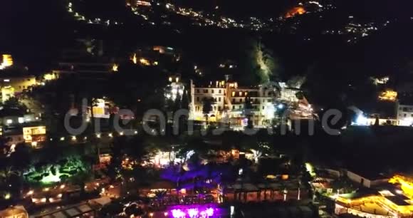 空中无人机的画面游艇和船只停靠在里波斯托港贾雷西西里在埃特纳山的阴影下夜晚视频的预览图