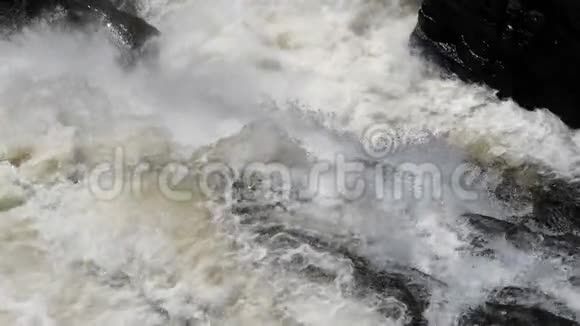 强烈的水流和沸腾的水在山河与溅快速流动视频的预览图