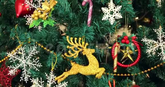 用装饰品装饰的圣诞树倾斜视频的预览图
