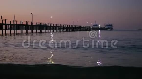 黎明时分在码头附近冲浪视频的预览图