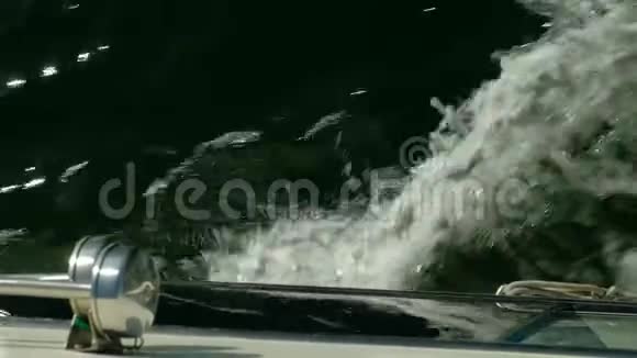 船在海浪中穿行一个船弓的特写镜头用水溅起海水视频的预览图