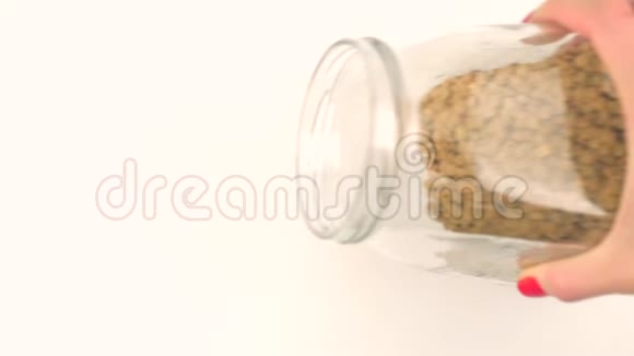 从玻璃瓶中倒入绿色扁豆种子视频的预览图