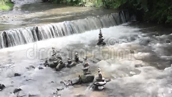 瀑布和禅宗石视频的预览图