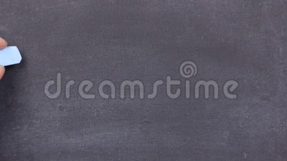 单词LUXURY用粉笔在黑板上手写视频的预览图