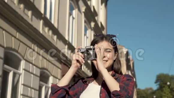 女孩用相机拍照视频的预览图