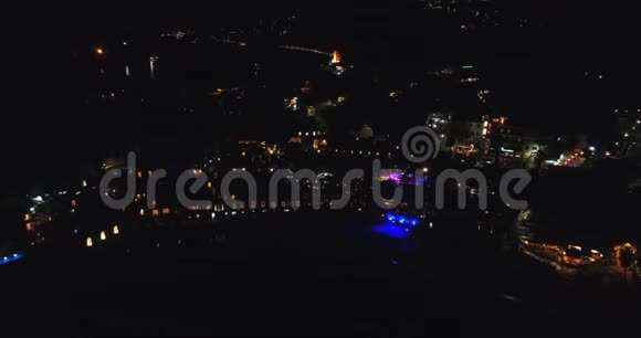 空中无人机的画面游艇和船只停靠在里波斯托港贾雷西西里在埃特纳山的阴影下夜晚视频的预览图