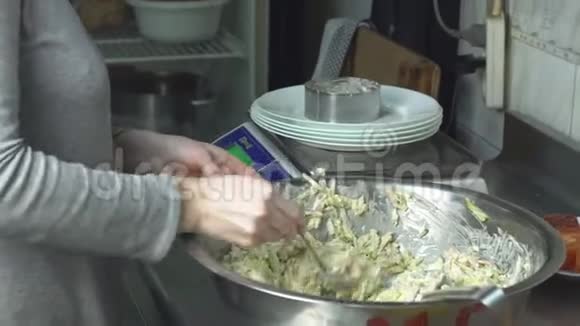 一名餐厅厨师对沙拉进行了分份消毒并按秤称每份沙拉重视频的预览图