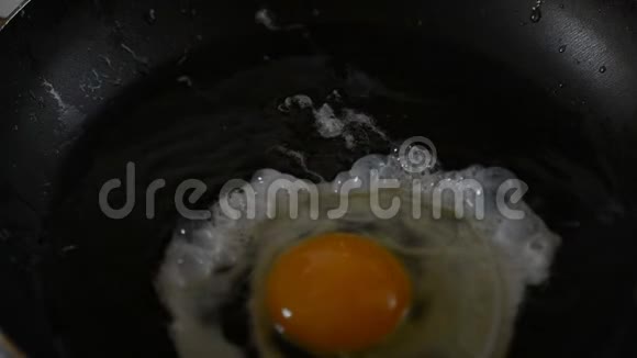 在平底锅上煎鸡蛋视频的预览图