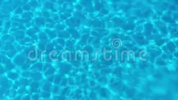 有蓝色水的游泳池水面纹理上景涟漪和波浪的背景视频的预览图