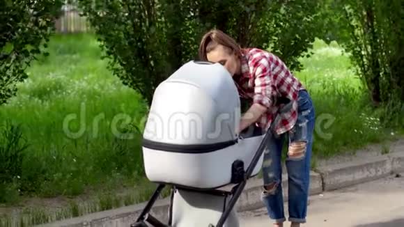 妈妈带着婴儿推车散步视频的预览图