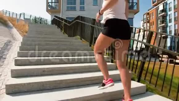 年轻女子跑上楼视频的预览图