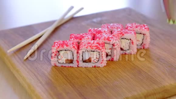 厨师用鱼卷虾和红鱼子酱在上面的木板和芥末视频的预览图
