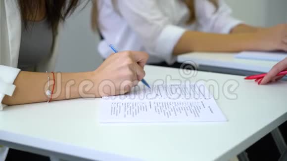 在课堂上特写老师在笔记本上作弊控制大学生知识和技能视频的预览图