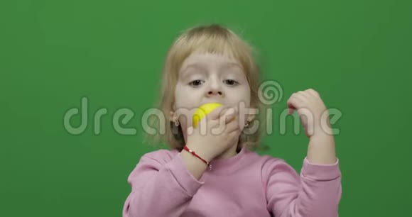 漂亮的年轻女孩吃一个柠檬脸上挂着鬼脸色度键视频的预览图