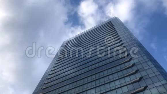 云彩经过一座建筑视频的预览图