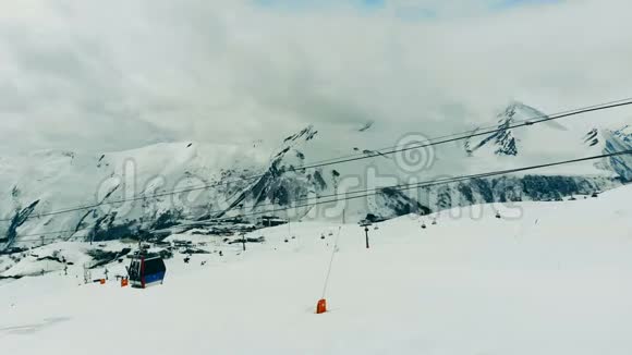 缆车正在山上移动在山上滑雪视频的预览图