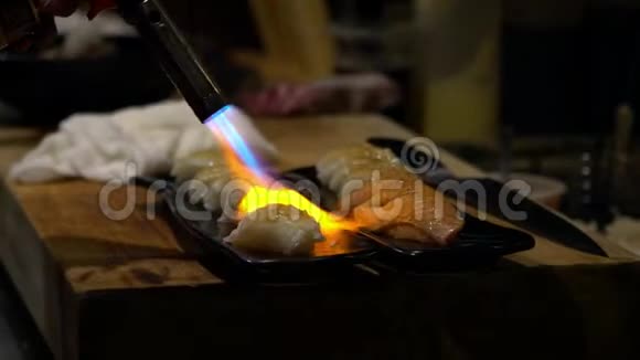 切夫烧了一片生鱼片用喷壶做寿司焦糖视频的预览图