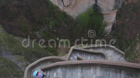 瓦拉姆修道院楼梯在多雨的雾天和美丽的景色梅塔岩石视频的预览图