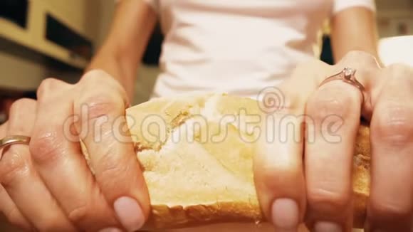 女人拿着新鲜的面包或法式面包视频的预览图