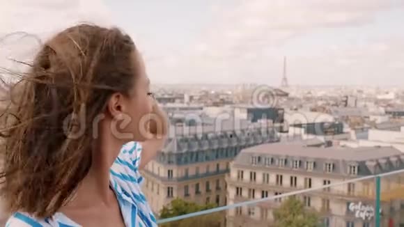 巴黎的法国女孩在屋顶眺望视频的预览图