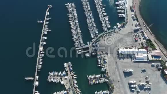 无人机的录像在地中海的游艇码头上飞行视频的预览图