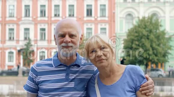 老两口站在运河码头看镜头养老金领取者在俄罗斯圣彼得堡旅行视频的预览图