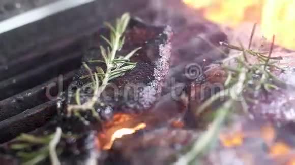 炒牛肉牛排高温油炸火焰和烟雾在框架内周末的烧烤肉是香的百里香这就是视频的预览图