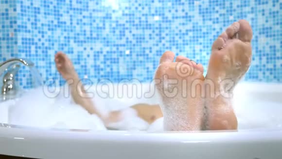 男足洗澡水一个英俊的男人在洗澡的时候用脚跳舞视频的预览图
