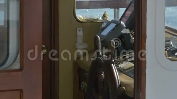 一艘船的船舱视频的预览图