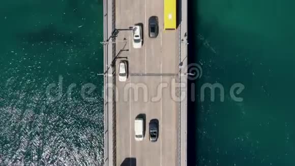空中汽车和卡车在桥上的小车运动视频的预览图