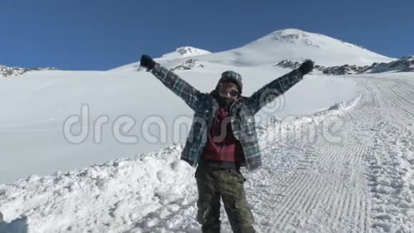 一个14岁的少年站在埃尔布鲁斯山上对这次胜利感到非常高兴埃尔布鲁斯是视频的预览图