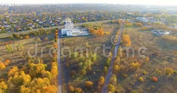 乌克兰哈尔科夫公园东正教教堂的鸟瞰图视频的预览图