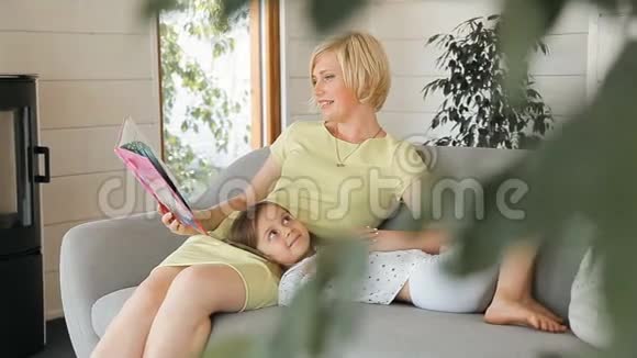 母亲读给女儿的书视频的预览图
