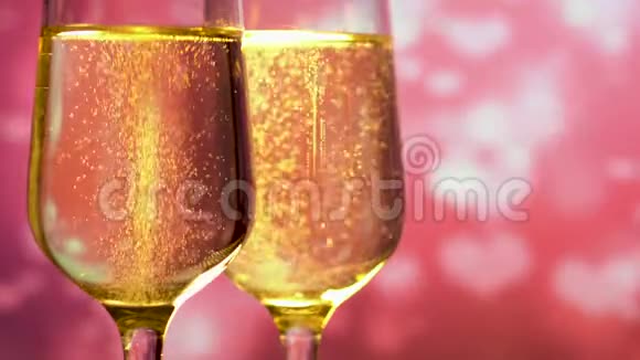 带有起泡香槟的玻璃杯带有心形背景的抽象粉红色视频的预览图