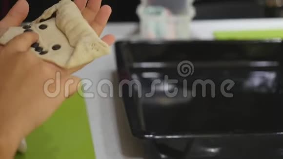 在烹饪课上做面团饼干的男孩在厨房视频的预览图