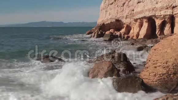 西班牙的悬崖和岩石海岸地中海萨洛视频的预览图