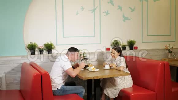 可爱的一对夫妇在糖果店喝茶视频的预览图