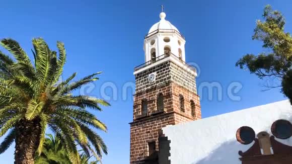 西班牙加那利群岛兰萨罗特提瓜斯著名钟楼和努埃斯特拉塞诺拉德瓜达卢佩教堂4k视频的预览图