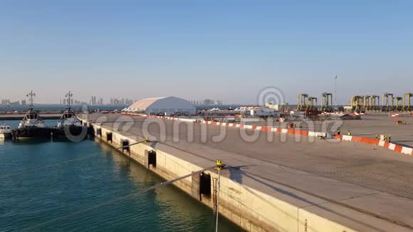 码头与停泊船只的景观货运海港工人在货物海港工作视频的预览图