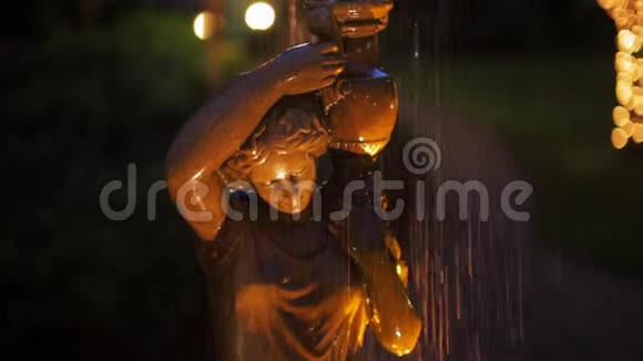 夜晚花园中一个女人的石像喷泉视频的预览图