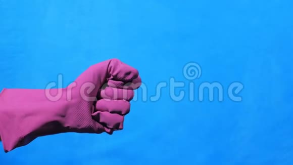 手与紫色橡胶手套指向蓝色背景视频的预览图